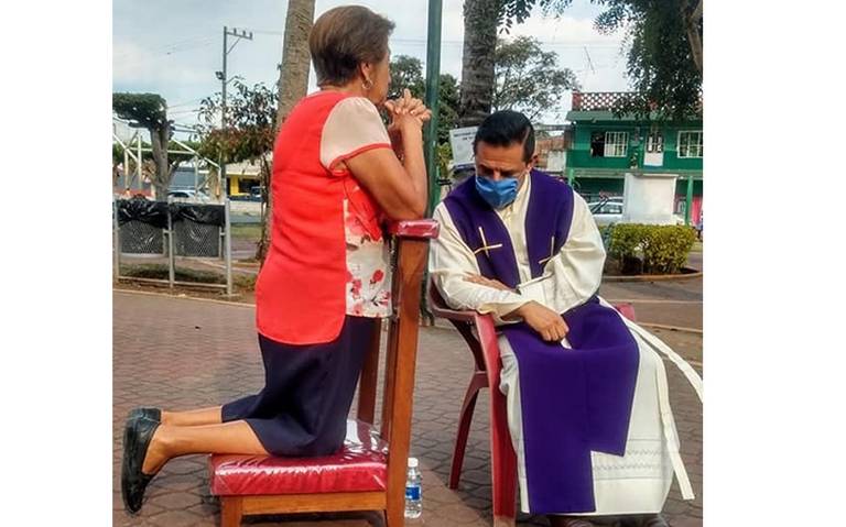 Ofrecen actividades religiosas el aire libre en Veracruz por Coronavirus.