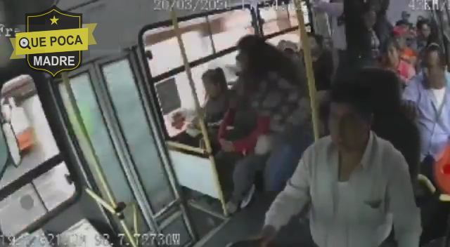 Mujer finge una caída dentro del transporte público para extorsionar