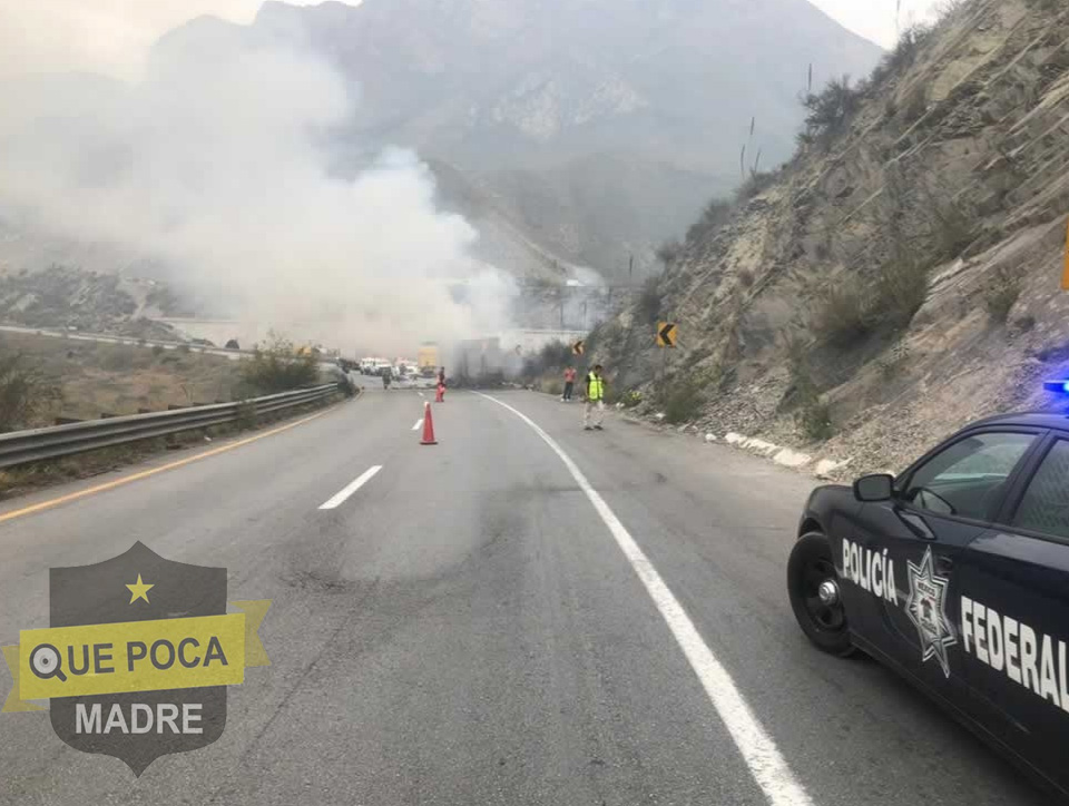 Caos vial por tráiler incendiado en carretera de Saltillo.