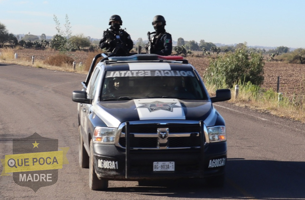 Hombre es arrollado por su camión en Cosío y muere.