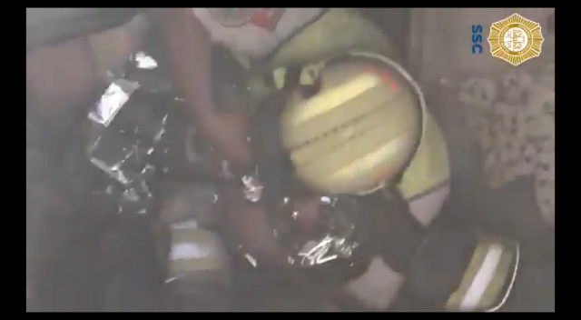 Bebé recién nacida es rescatada de entre las paredes de una casa