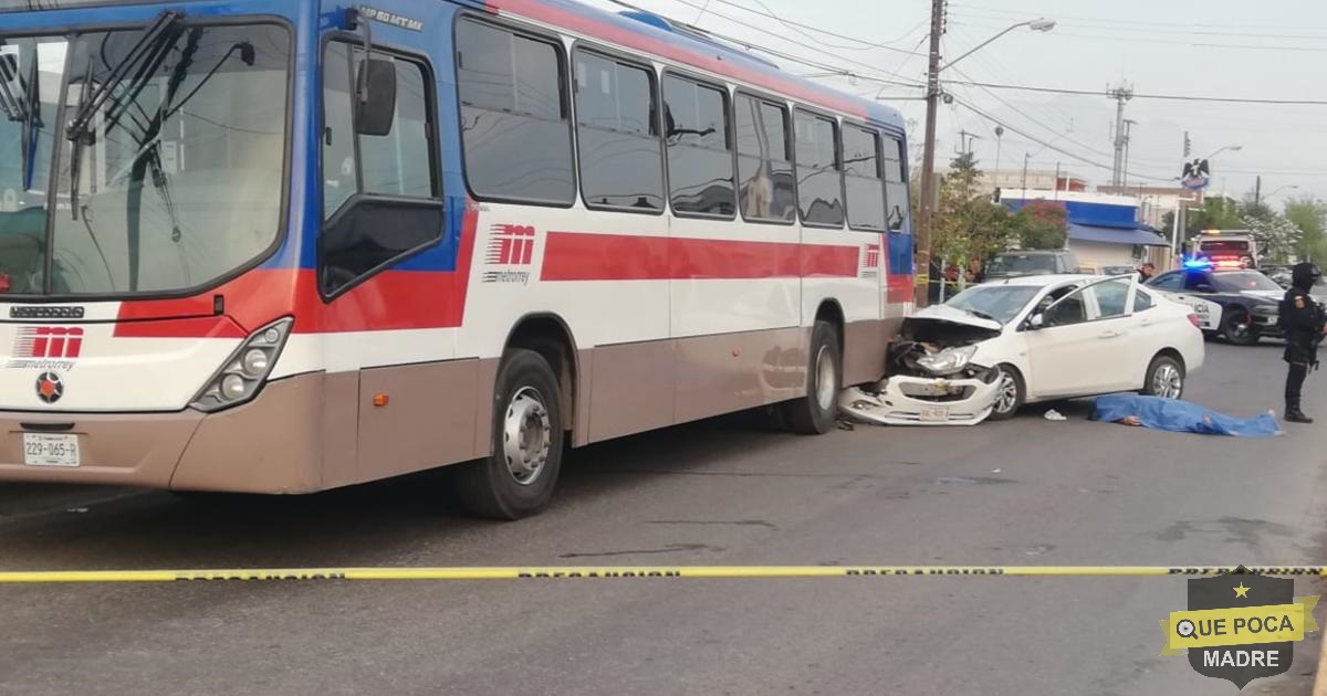 Automovilista muere al chocar con camión de pasajeros en Nuevo León.