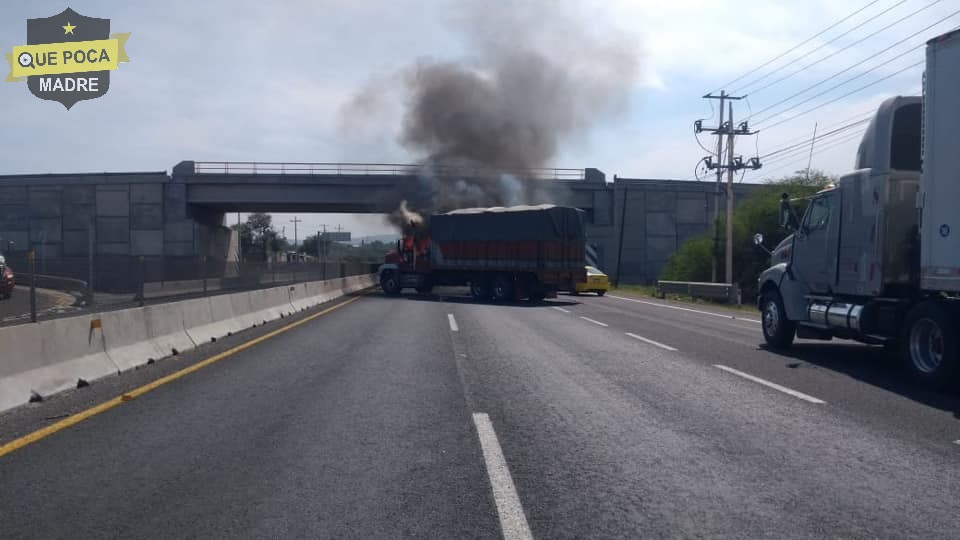 Reportan bloqueos carreteros en Guanajuato.