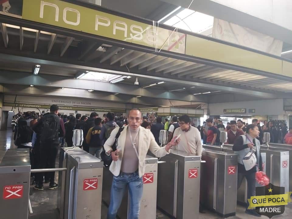 Usurarios del metro de la CDMX exigen pasar gratis por ausencia de taquilleras.