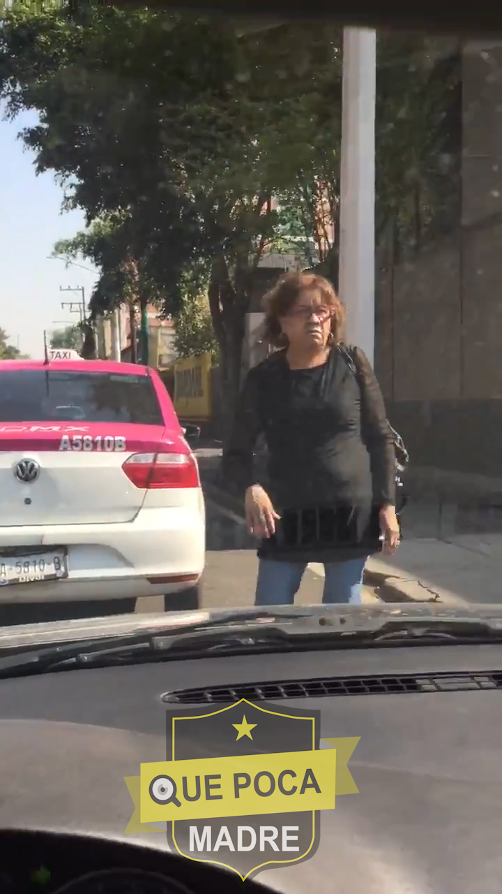 Choca contra taxi y sus pasajeros bajan a agredirla