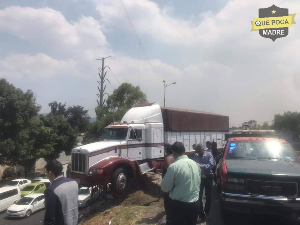 Choca camión de carga con paradero en Tlalnepantla.