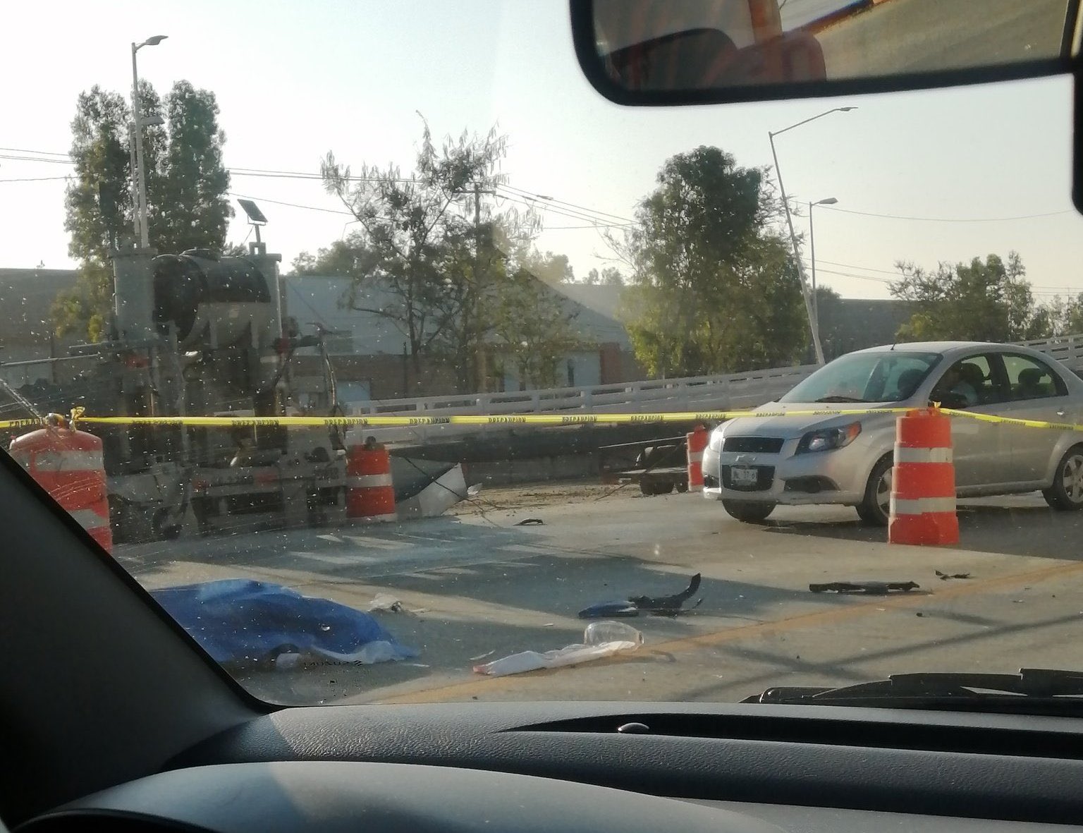 Muere motociclista al ser impactado por un auto en Jalisco.