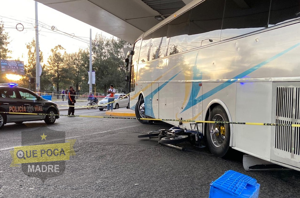 Motociclista muere arrollado por un camión en Aguascalientes.