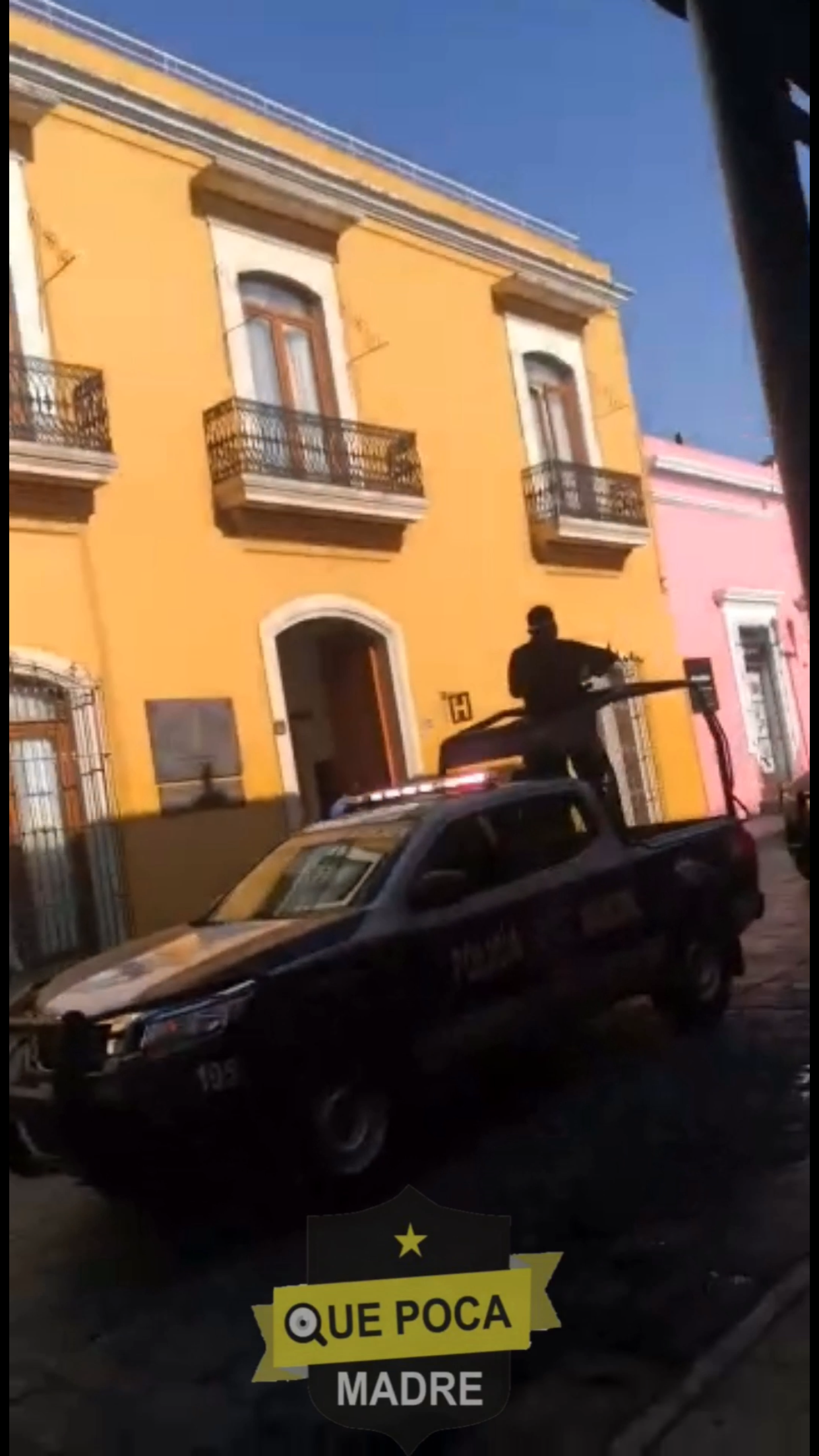 Policía municipal invita a pobladores a permiten sus casas en Oaxaca.