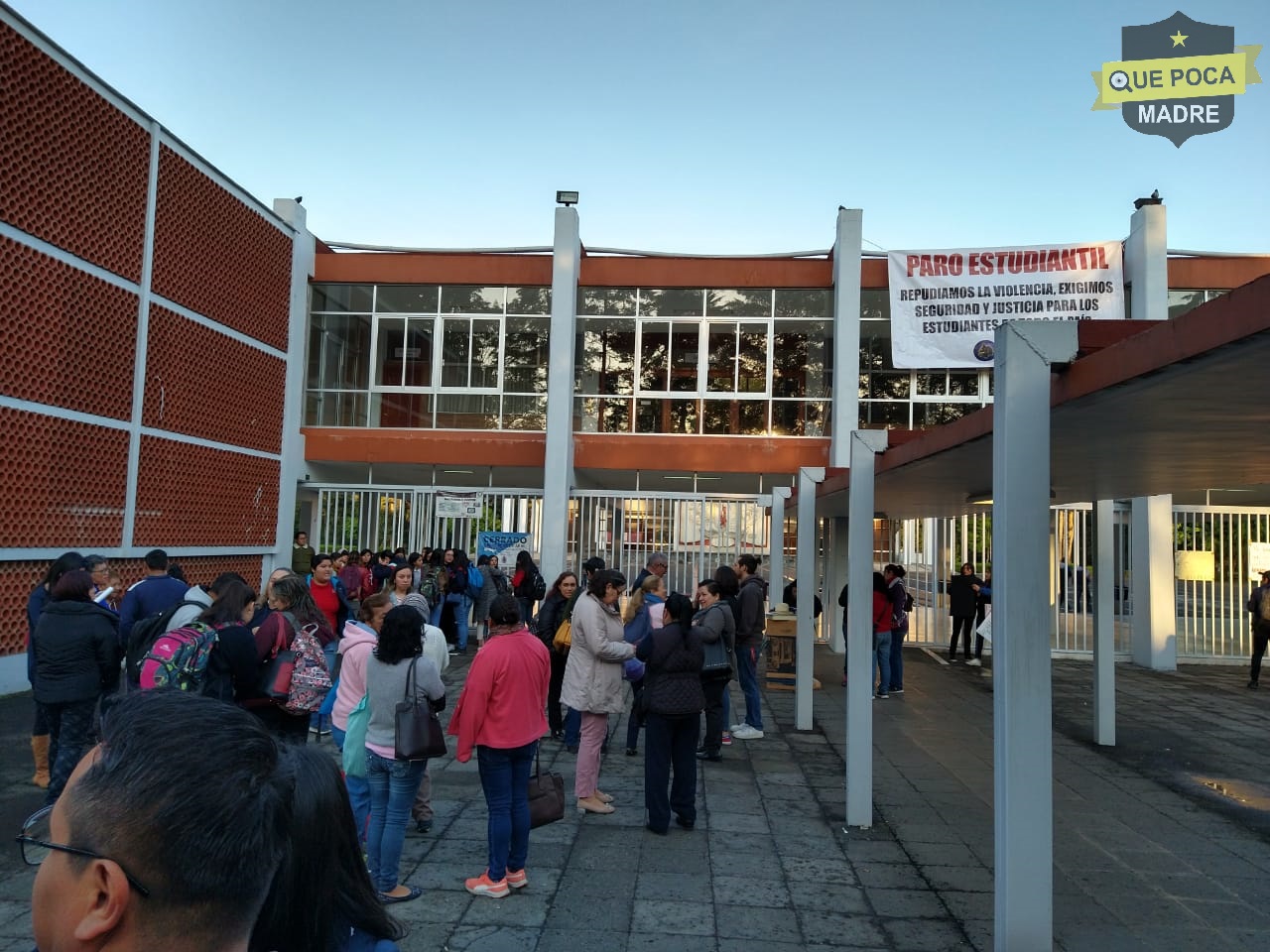 Alumnos realizan paro en Normal Veracruzana.