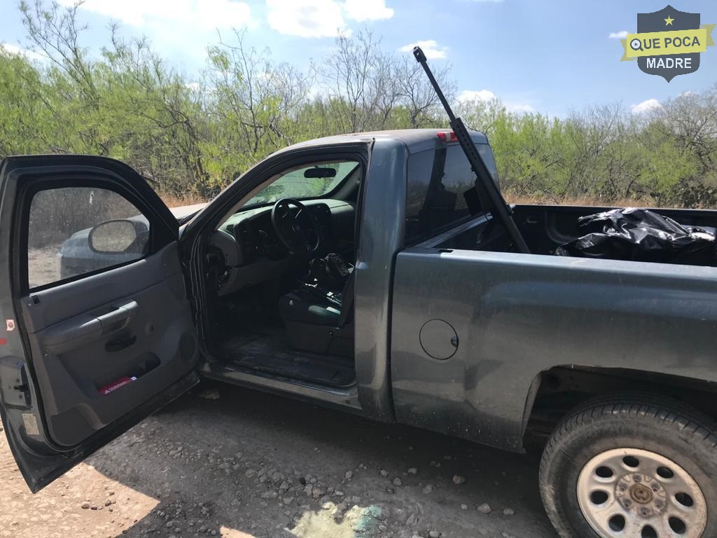 Aseguran dos camionetas con droga y armamento en Tamaulipas.