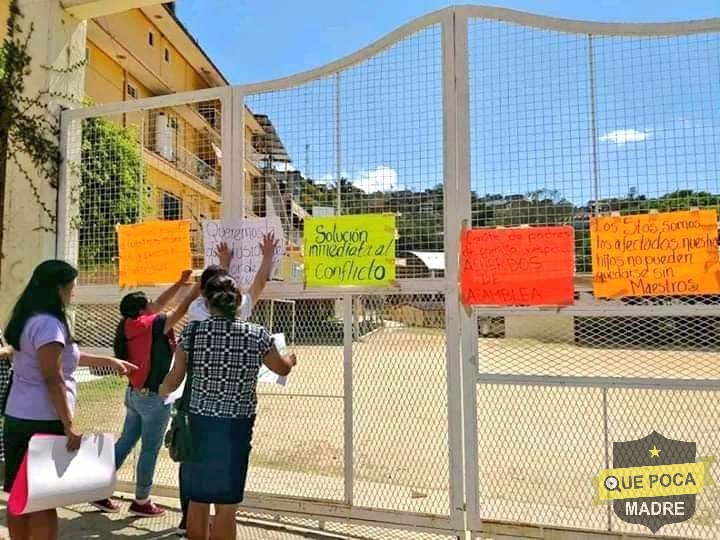 Padre de familia protestan en primaria de Oaxaca.