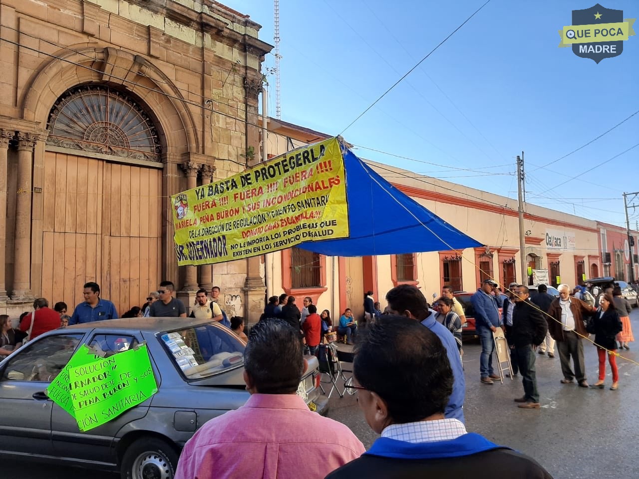 Continúan bloqueos por trabajadores de servicios de salud en Oaxaca.