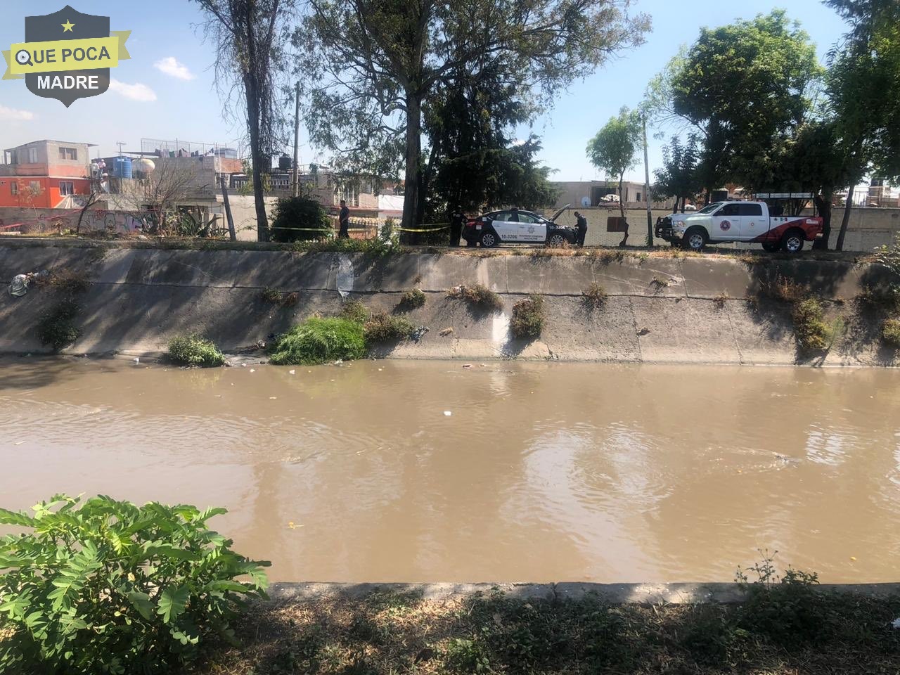 Encuentran cuerpos flotando en canal de aguas negras en Naucalpan.