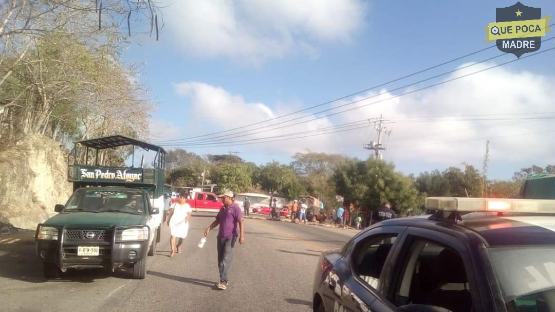 Transportistas bloquean carretera en Oaxaca.
