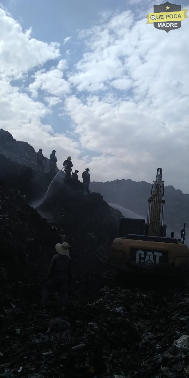 Bomberos controlan incendio en basurero de Tlaxcala.