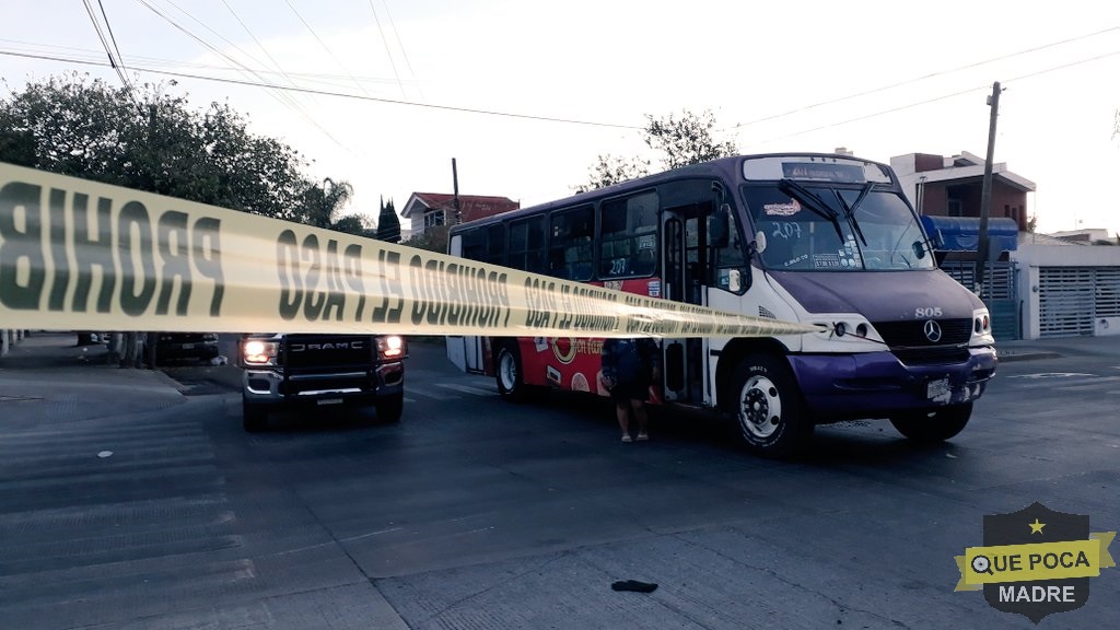 Muere motociclista al chocar contra autobús de pasajeros en Jalisco.