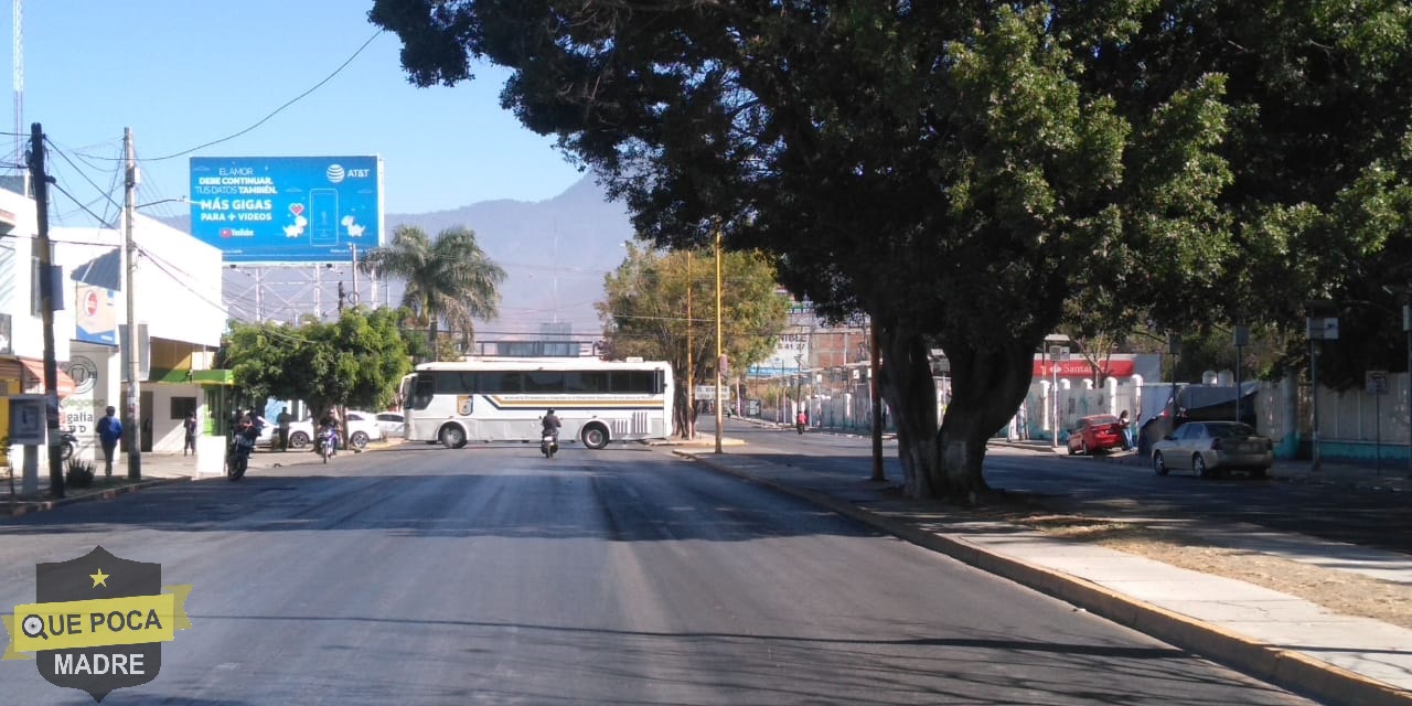 Integrantes de STEUABJO bloquean avenida en Oaxaca.