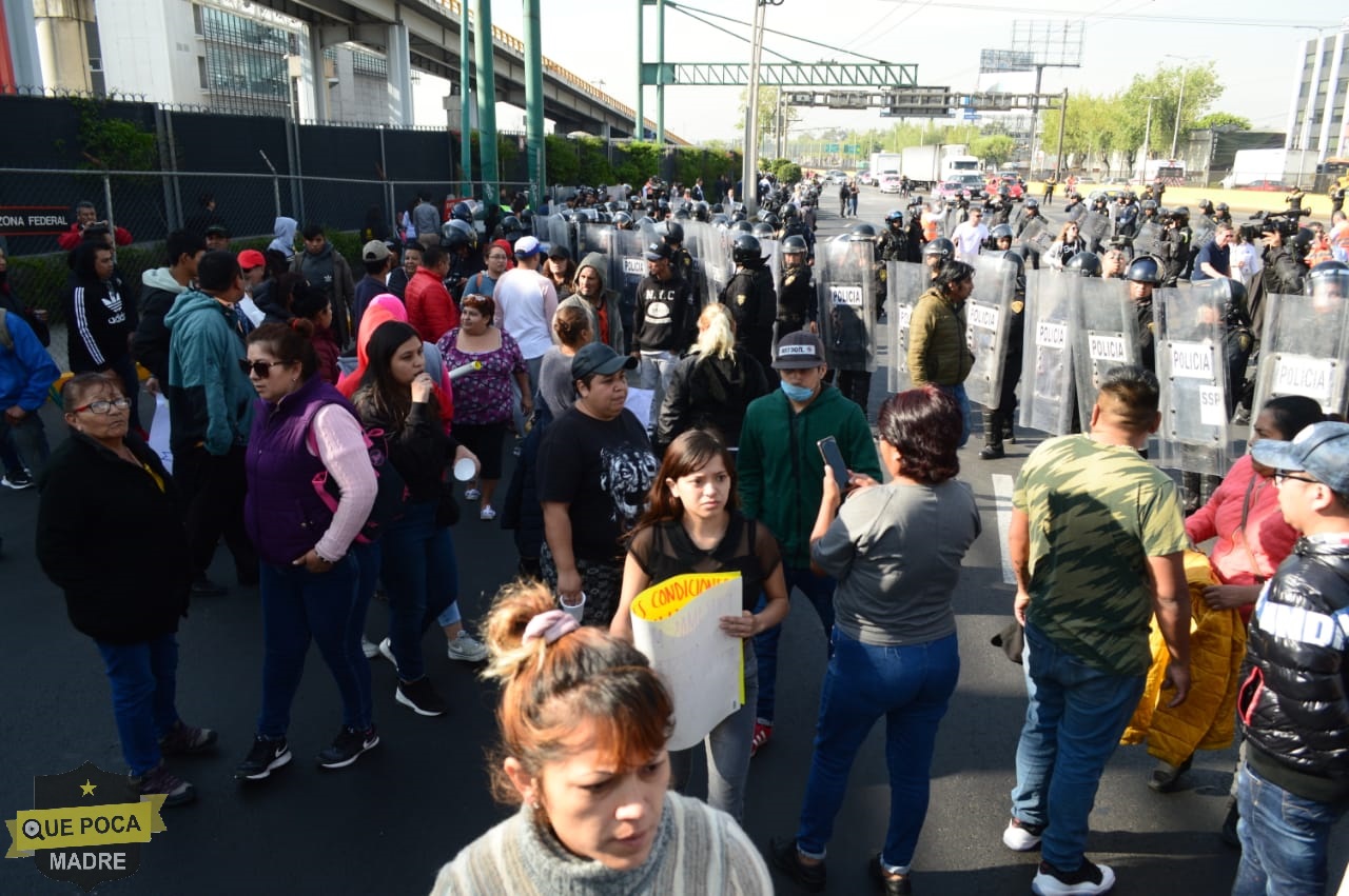 Policías repliegan a manifestantes del Aeropuerto de la CDMX.