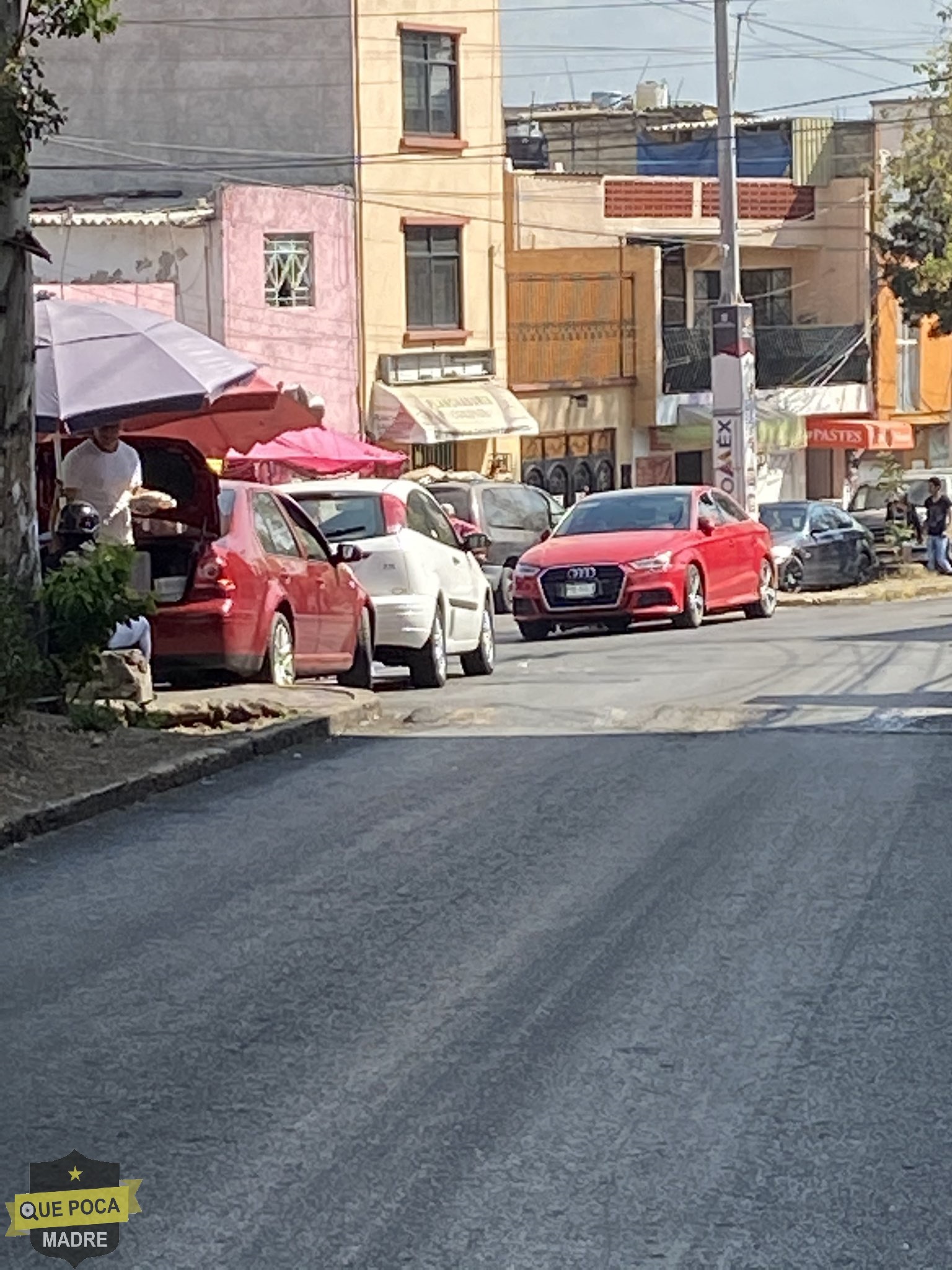 Denuncian que automovilistas invaden camellones en Tlalnepantla.