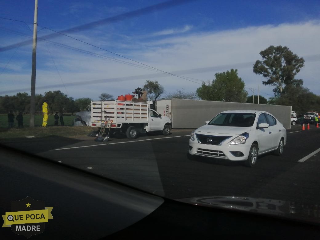 Reportan volcadura de tráiler en Guanajuato.