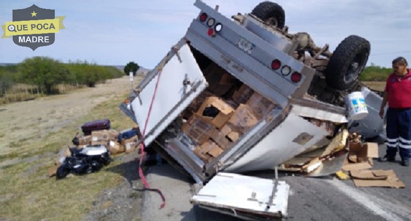 Conductor de camioneta resulta lesionados tras volcar en carretera de Tamaulipas.