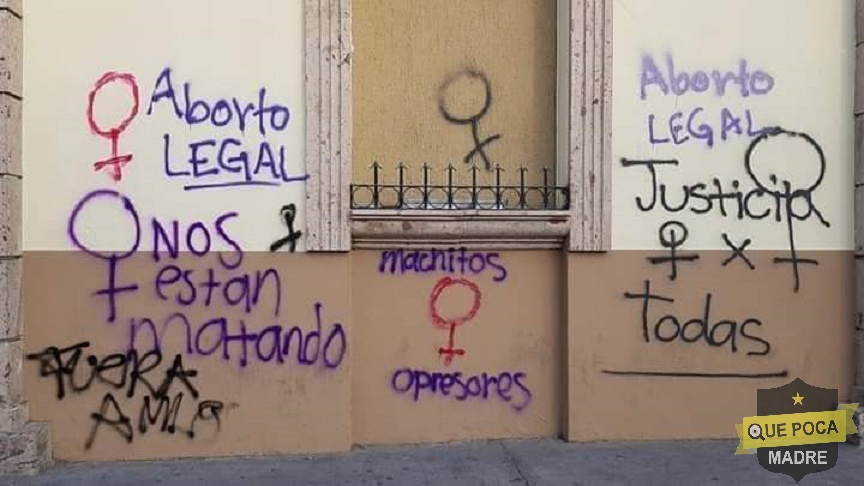 Mujeres realizaron pintas en calles de Tepic tras la marcha de ayer.