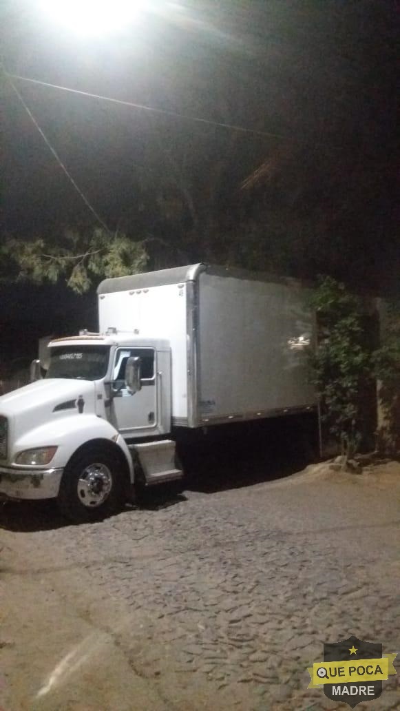 Policías recuperan tráiler con cargamento robado en Jalisco.