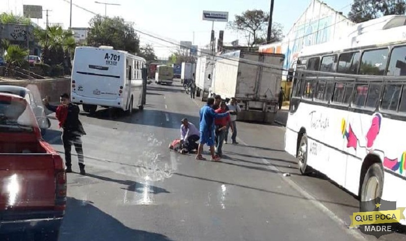Mujer motociclista pierde una pierna tras accidente en Oaxaca.