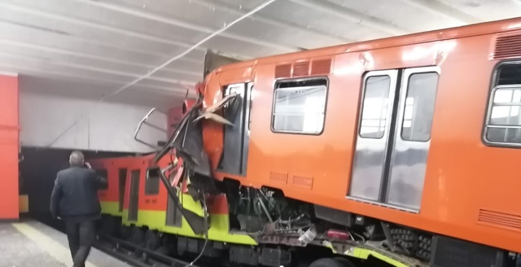 Dos trenes de la #Línea1 del Metro de la CDMX acaban de chocar en la estación Tacubaya
