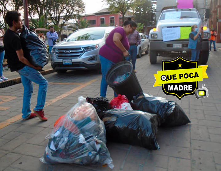 Vecinos de Huauchinango en Puebla, protestan por falta de recolección de basura.