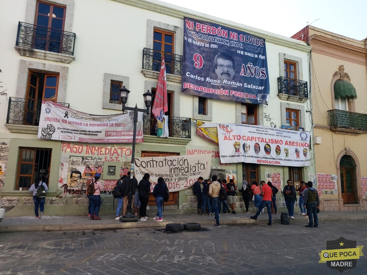 Normalistas egresados protestan en Oaxaca.