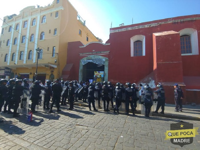 Comerciantes de Mercado de Oaxaca protestan por reinstalación de vendedora.