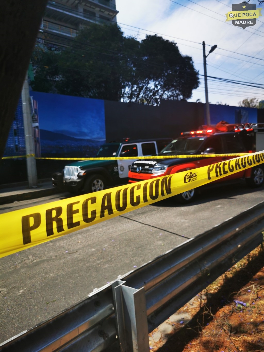 Localizan cadáver de una mujer dentro de un auto en Neza.