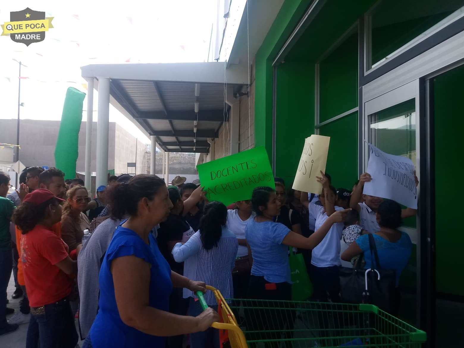 Ex trabajadores de centro comercial denuncian despidos en Chiapas.