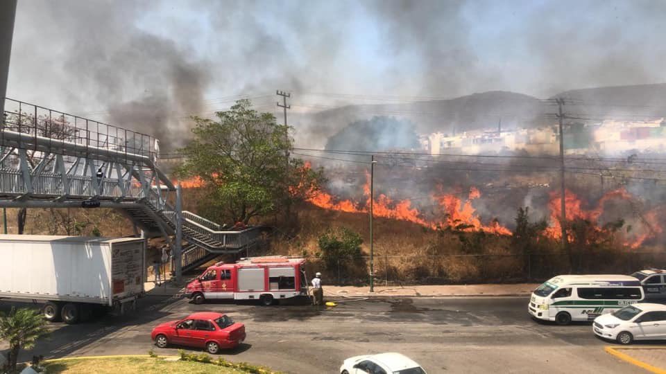 Incendio en predio de Tuxtla genera contaminación.