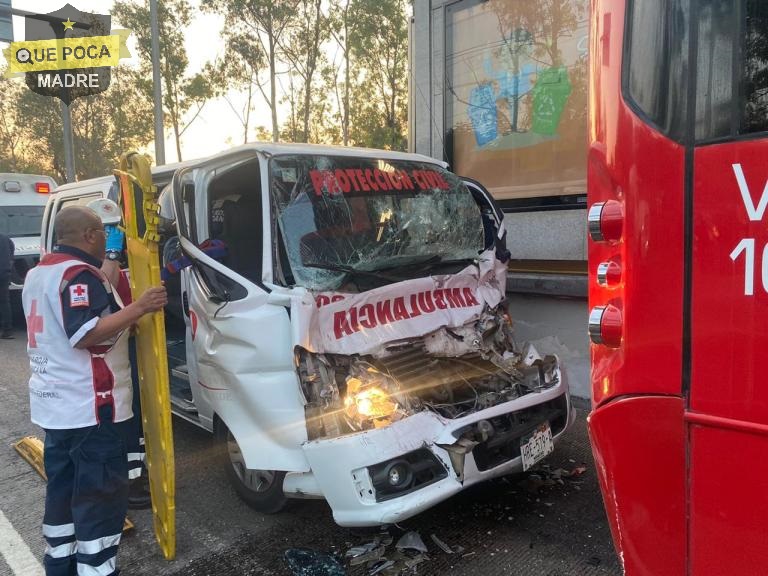 Ambulancia choca contra Metrobús en la CDMX.