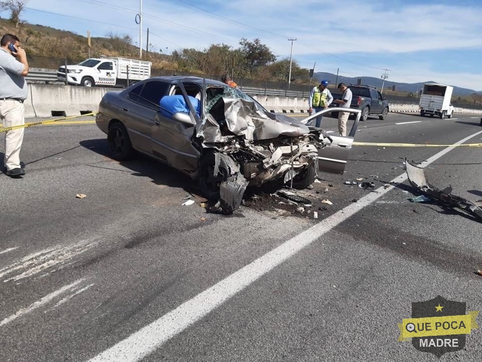 Choque entre dos autos deja tres muertos en Jalisco.