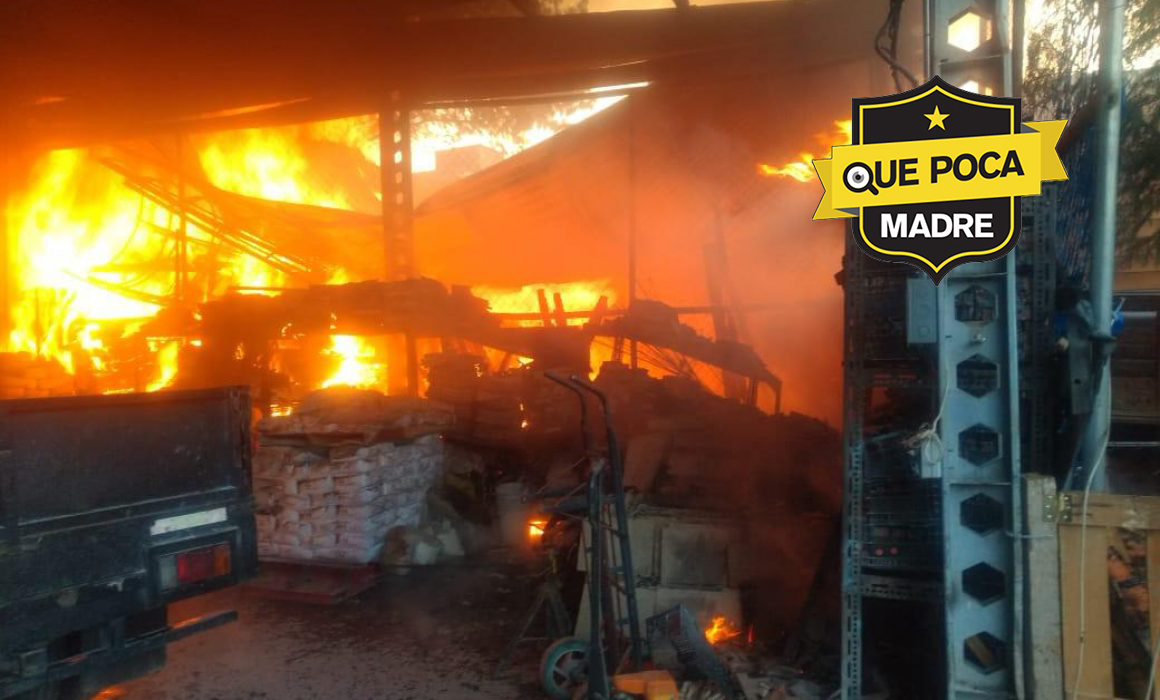 #Ocoyoacac: Incendio consume una bodega de material reciclado.