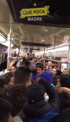Hombre golpea brutalmente a adulto en el metro de la CDMX.