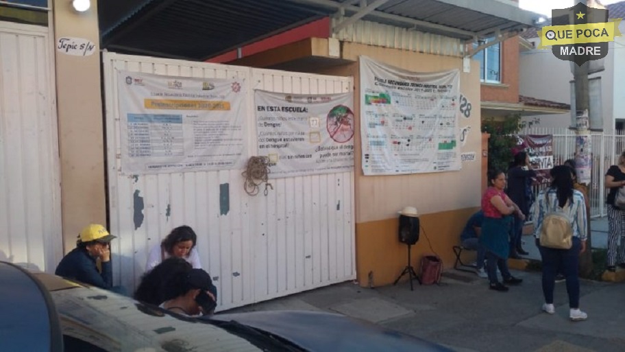 Padres de familia toman instalaciones de escuela en Veracruz.