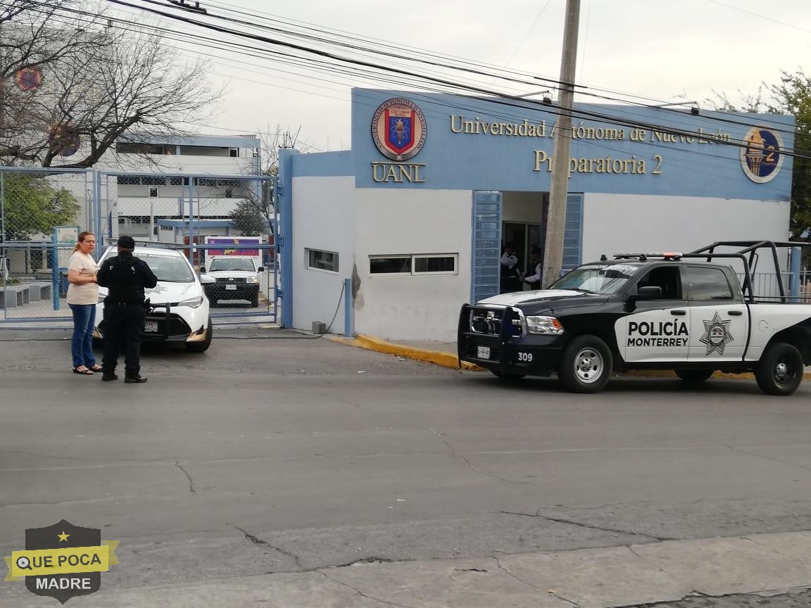 Nuevamente vigilan Prepa 2 en Monterrey por amenaza de tiroteo.