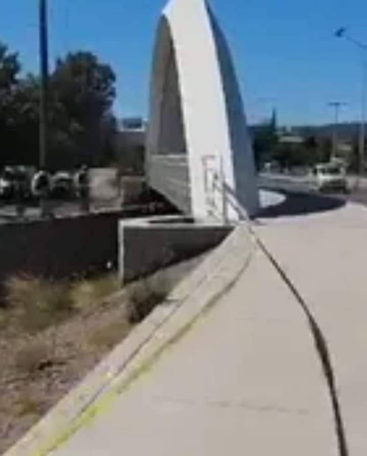 Encuentran a un hombre colgado de un puente en la ciudad de Durango.