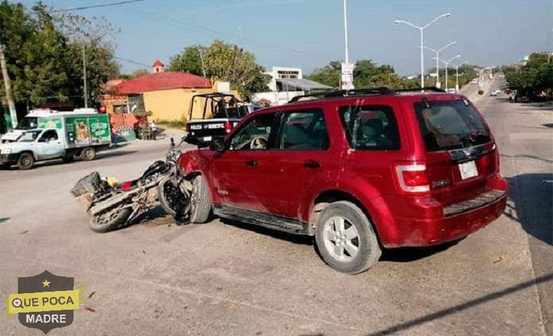 Muere una joven que viajaba en moto al chocar contra camioneta en San Luis Potosí.