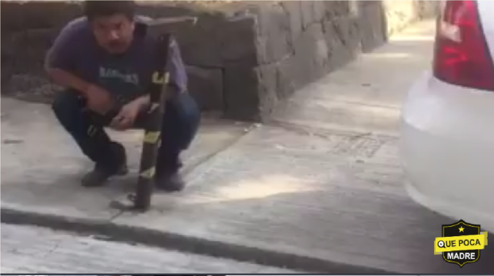 Video : Captan a #LordBanqueta, sujeto que usa la acera como su Garage