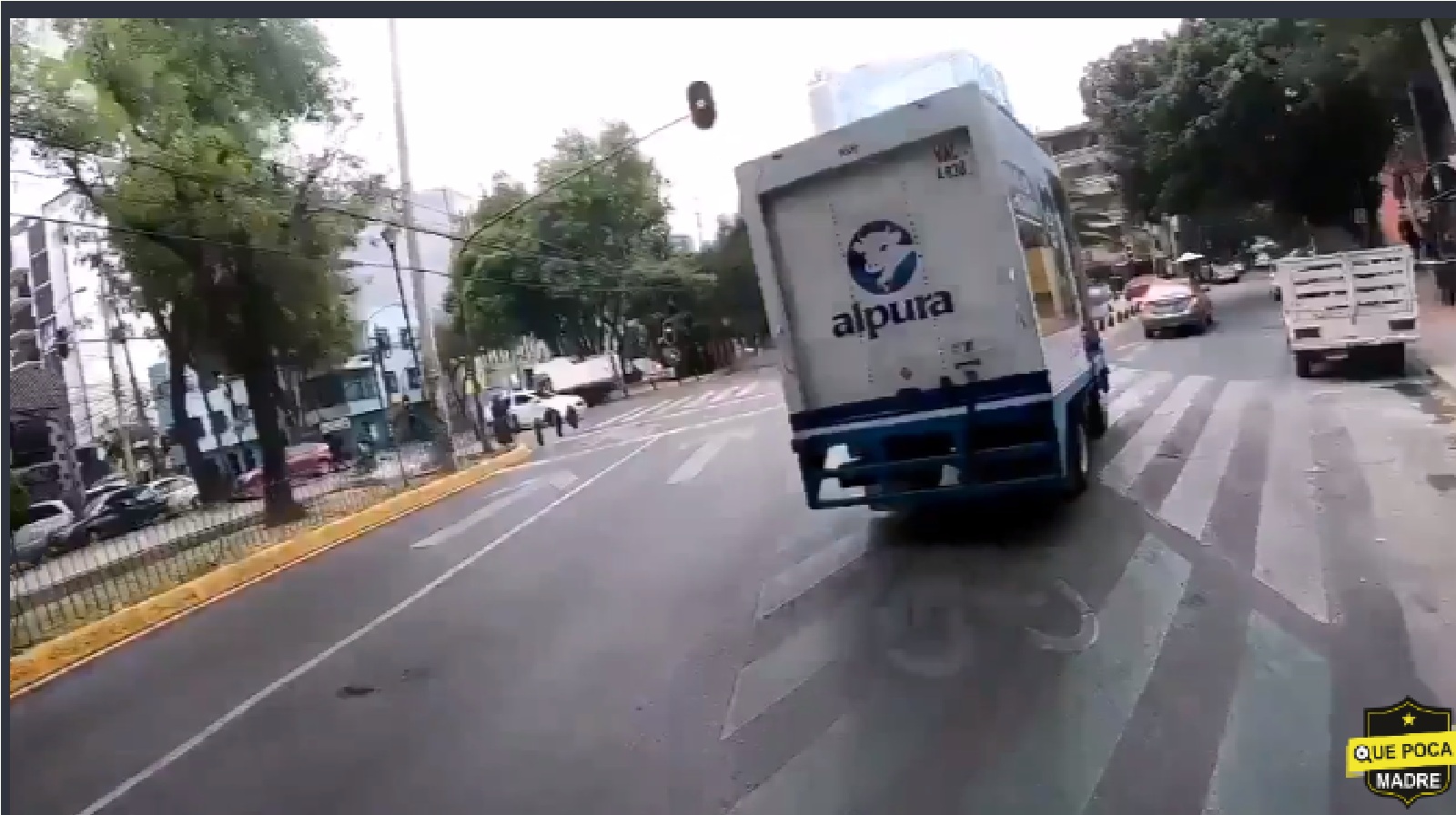 Video: CAFRE de Alpura”No ve” a Ciclista y casi SE EMBARRA con en coche de adelante!