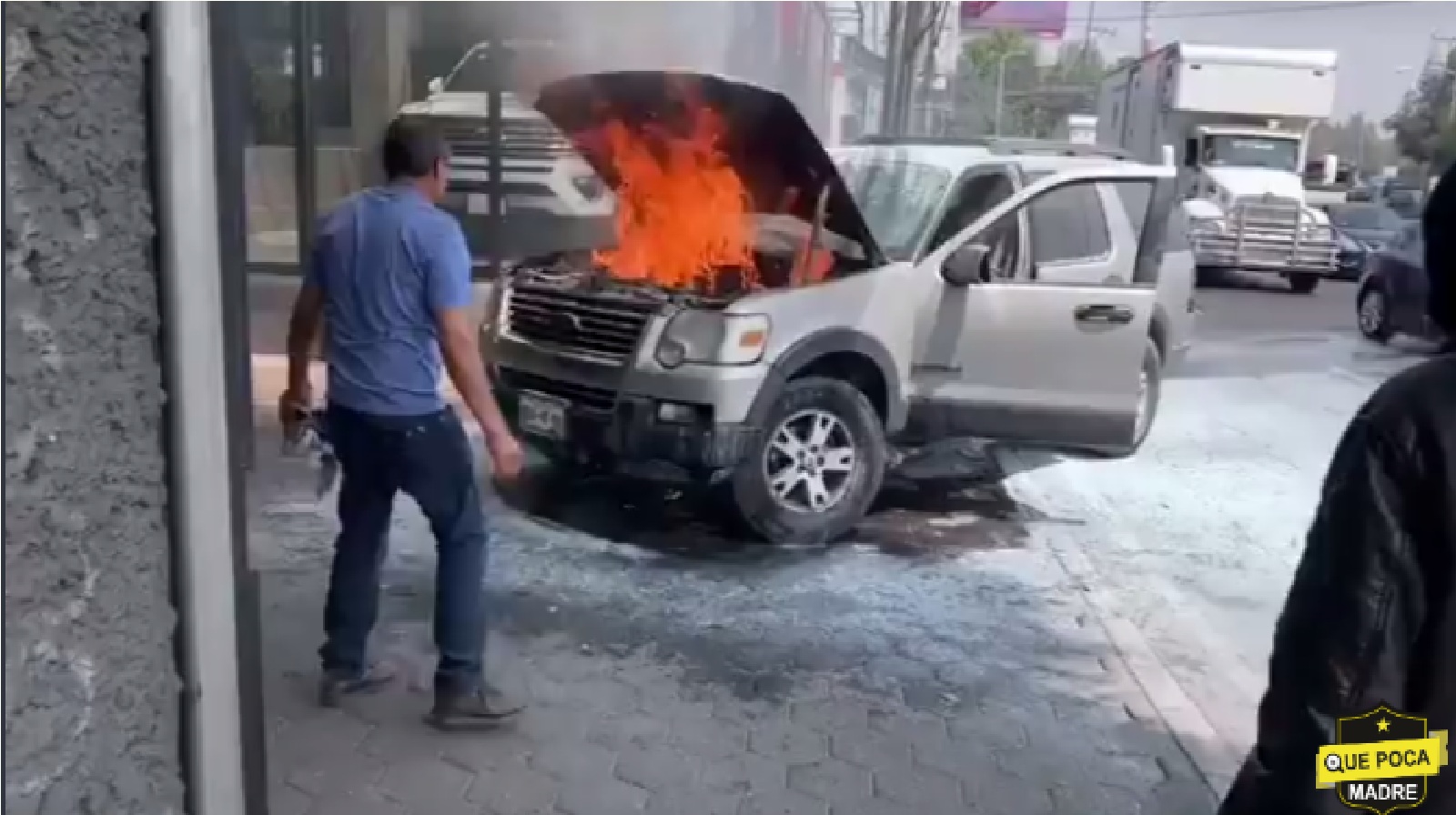 Video: A CUBETAZOS APAGAN camioneta que se INCENDIABA en Constituyentes y Lomas Altas!
