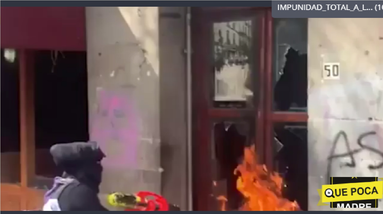 Video: En CDMX, Feministas pintan, queman, rompen puertas de negocios en la marcha del Día de la mujer… y gritan Fuimos Todas !!
