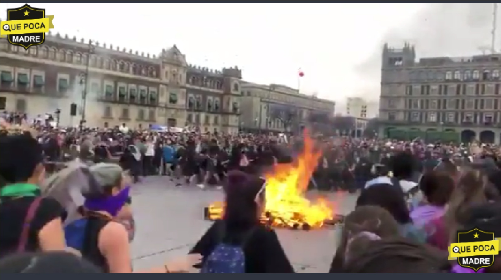 Video: Feministas BAILAN, CANTAN Y GRITAN alrededor de una fogata en el Zócalo durante marcha en CDMX