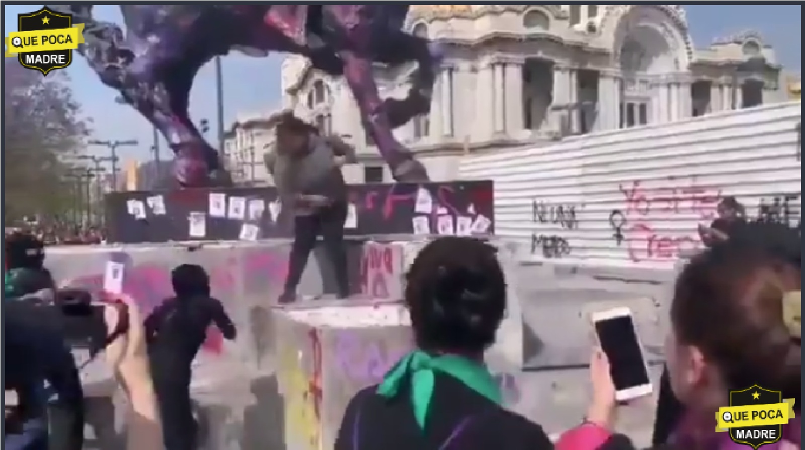 Video: VALIENTE Mujer puso un ALTO a los DESTROZOS realizados en estatua al exterior del Palacio de Bellas Artes